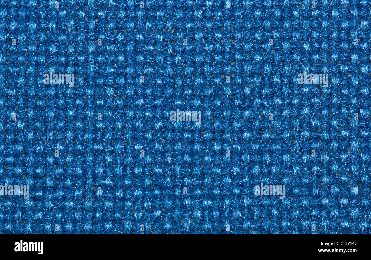 Einfarbiges royalblaues Muster aus gewebtem Stoff auf Polsterung aus Polyester, Viskose oder Nylon mit Makrodetails. Stockfoto