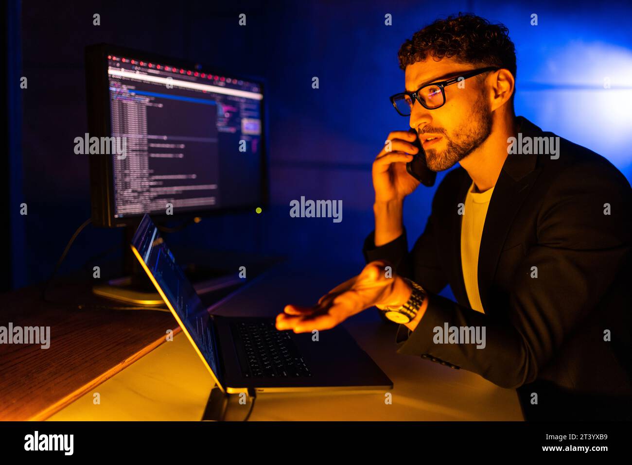Rückportrait des vielbeschäftigten Entwicklers Speak Telefon Coworking Start-up Projekt Midnight House inside Stockfoto