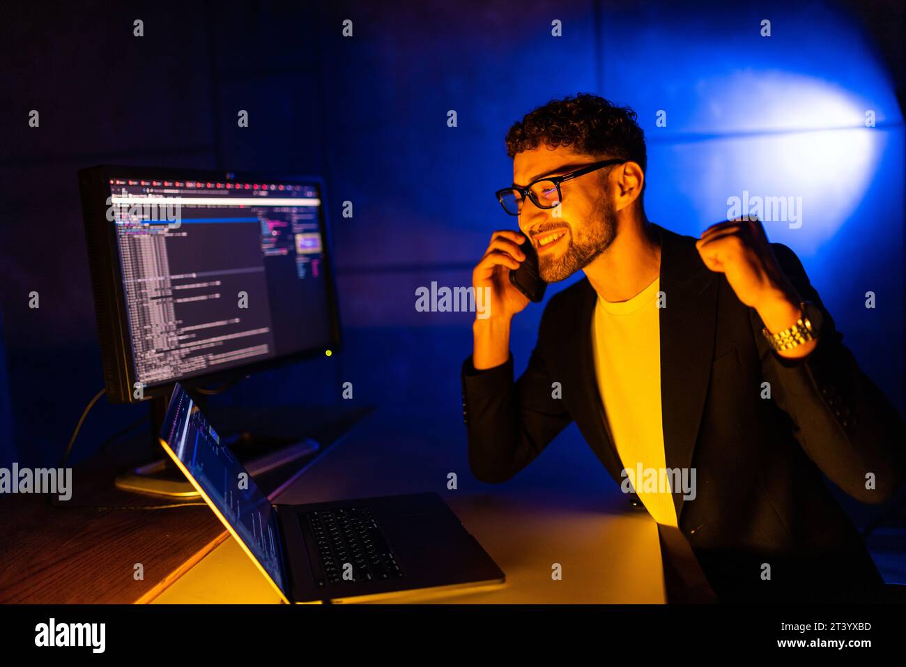 Rückportrait des vielbeschäftigten Entwicklers Speak Telefon Coworking Start-up Projekt Midnight House inside Stockfoto