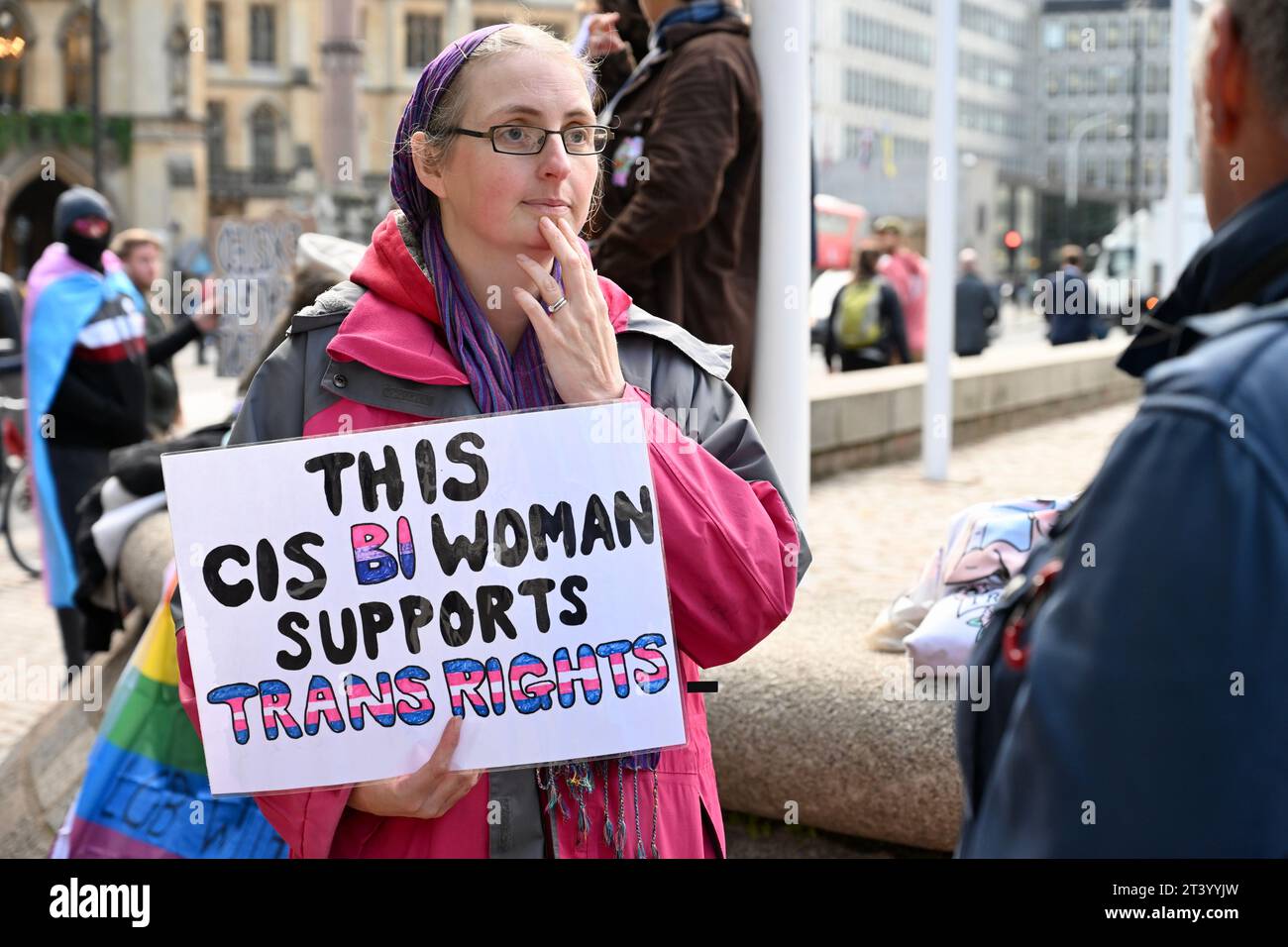 London, Großbritannien. 27.10.2023, Mitglieder der Trans-Gemeinschaft demonstrierten auf ihrer Konferenz, die im Queen Elizabeth II Conference Centre in Westminster stattfand, ihre Solidarität gegen die LGB-Allianz. Quelle: michael melia/Alamy Live News Stockfoto