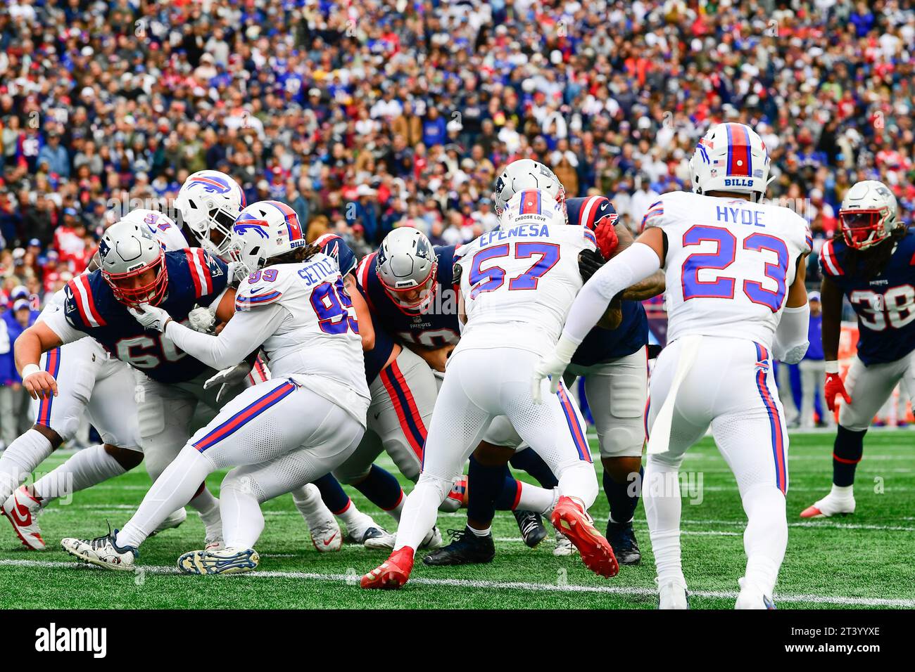 22. Oktober 2023; New England Patriots Quarterback Mac Jones (10) nennt seine eigene Nummer bei einem 2-Punkte-Konversionsversuch in der zweiten Halbzeit gegen die Buffalo Bills in Foxborough, Massachusetts. Eric Canha/Cal Sport Media (Bild: © Eric Canha/Cal Sport Media) Stockfoto