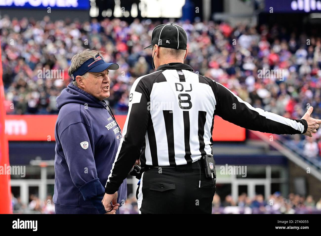 22. Oktober 2023: Bill Belichick, Cheftrainer der New England Patriots, spricht mit Dana McKenzie (8) während der zweiten Halbzeit gegen die Buffalo Bills in Foxborough, Massachusetts. Eric Canha/Cal Sport Media Stockfoto