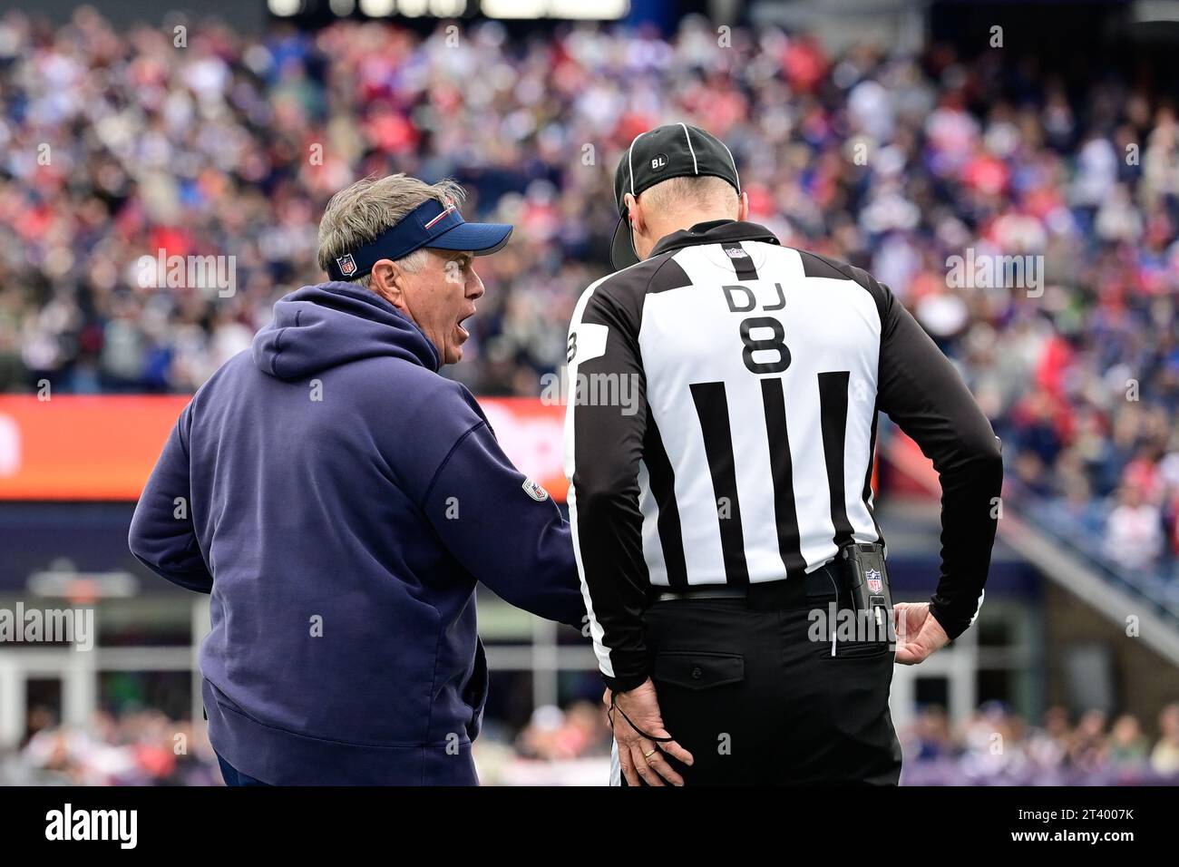 Foxborough, Massachusetts, USA. Oktober 2023. Bill Belichick, Cheftrainer der New England Patriots, spricht mit Dana McKenzie (8) in der zweiten Halbzeit gegen die Buffalo Bills in Foxborough, Massachusetts. Eric Canha/Cal Sport Media/Alamy Live News Stockfoto