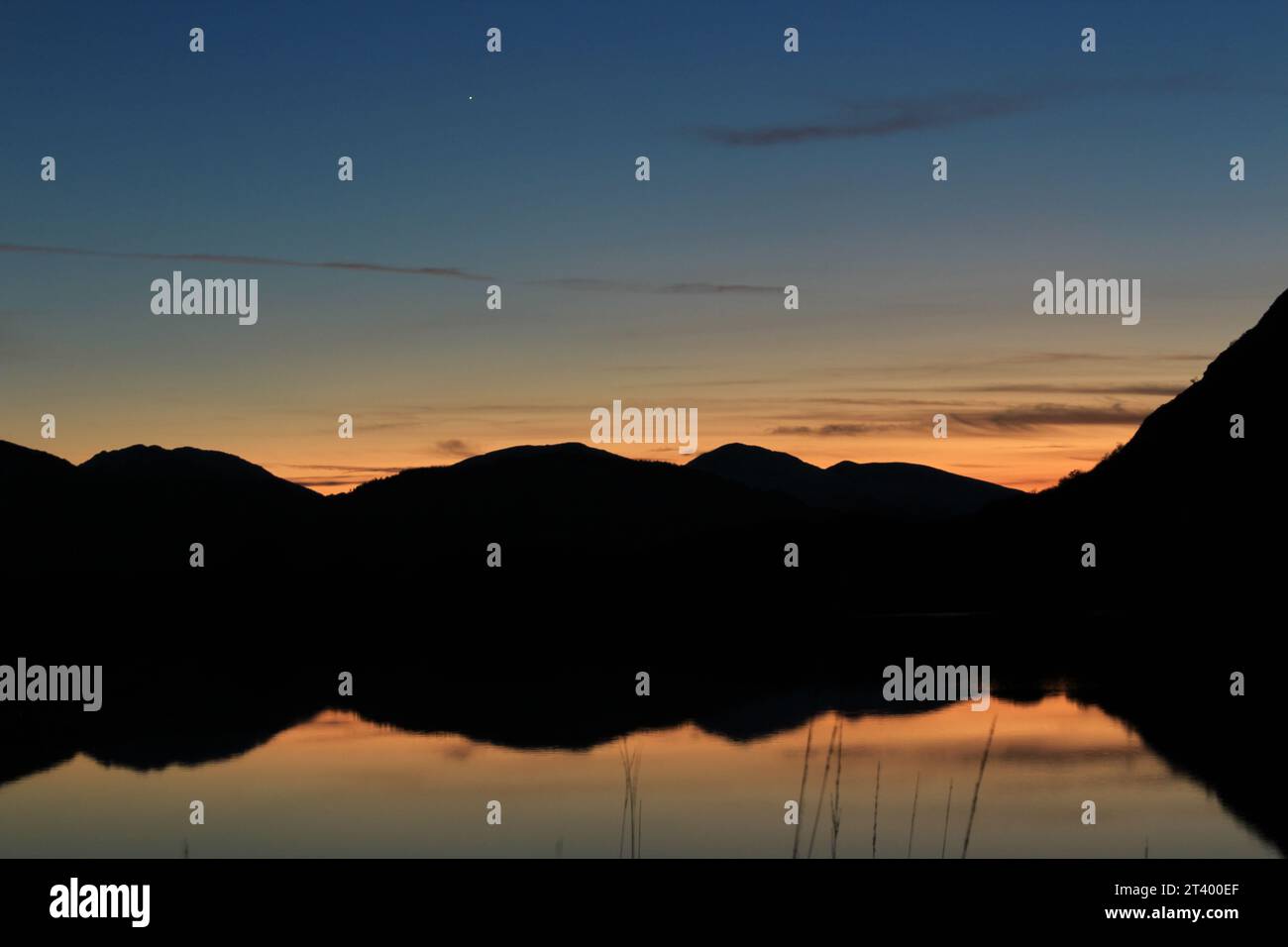 Geheimnisvolle blaue Stunde Sonnenaufgang bei der Begegnung der Gewässer in Killarney, Irland. Erhabener Bildschirmschoner Hintergrundhintergrund mit Kopierraum – inspirierend Stockfoto