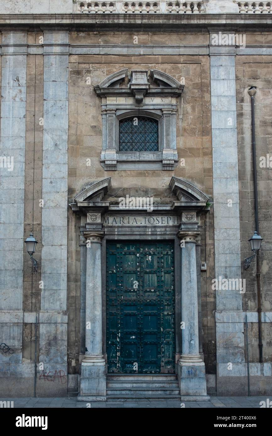 Palermo, Sizilien, 2016. Die Seite der Kirche San Giuseppe dei Teatini mit ihrem Fenster und der Tür, die von Sturzen gekrönt sind, die mit Iesus Maria Ioseph beschriftet sind Stockfoto