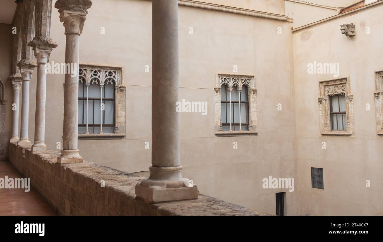 Palermo, Sizilien, 2016. Das zarte Steinwerk der Pfostenfenster aus der Loggia des Palazzo Abatellis (15. Jahrhundert) Stockfoto