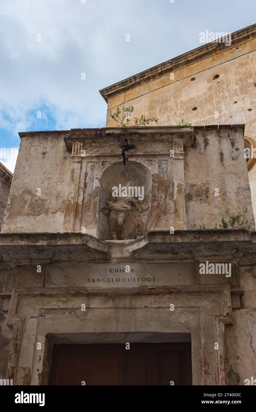 Palermo, Sizilien, 2016. Ein Eingang zur Chiesa dell'Angelo Custode mit der Statue eines Engels in einer Nische über der Tür (vertikal) Stockfoto