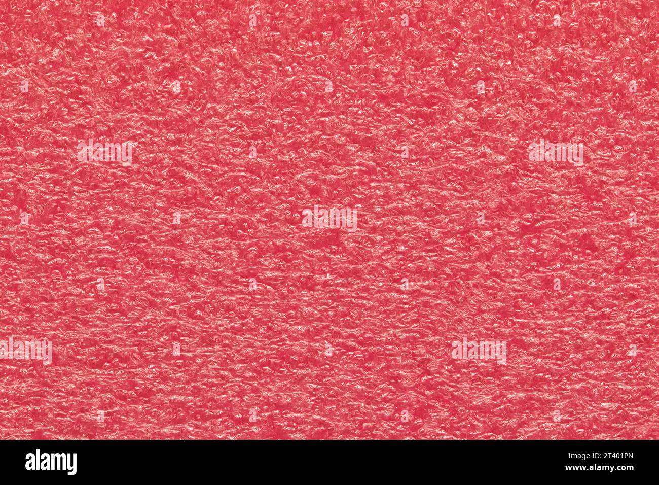 Melonenrosafarbener Probenhintergrund aus expandiertem Polyethylenschaum. EPE Perlen Verpackungsmaterial mit Makrodetails, Texturen und einer einfarbigen Farbe. Stockfoto