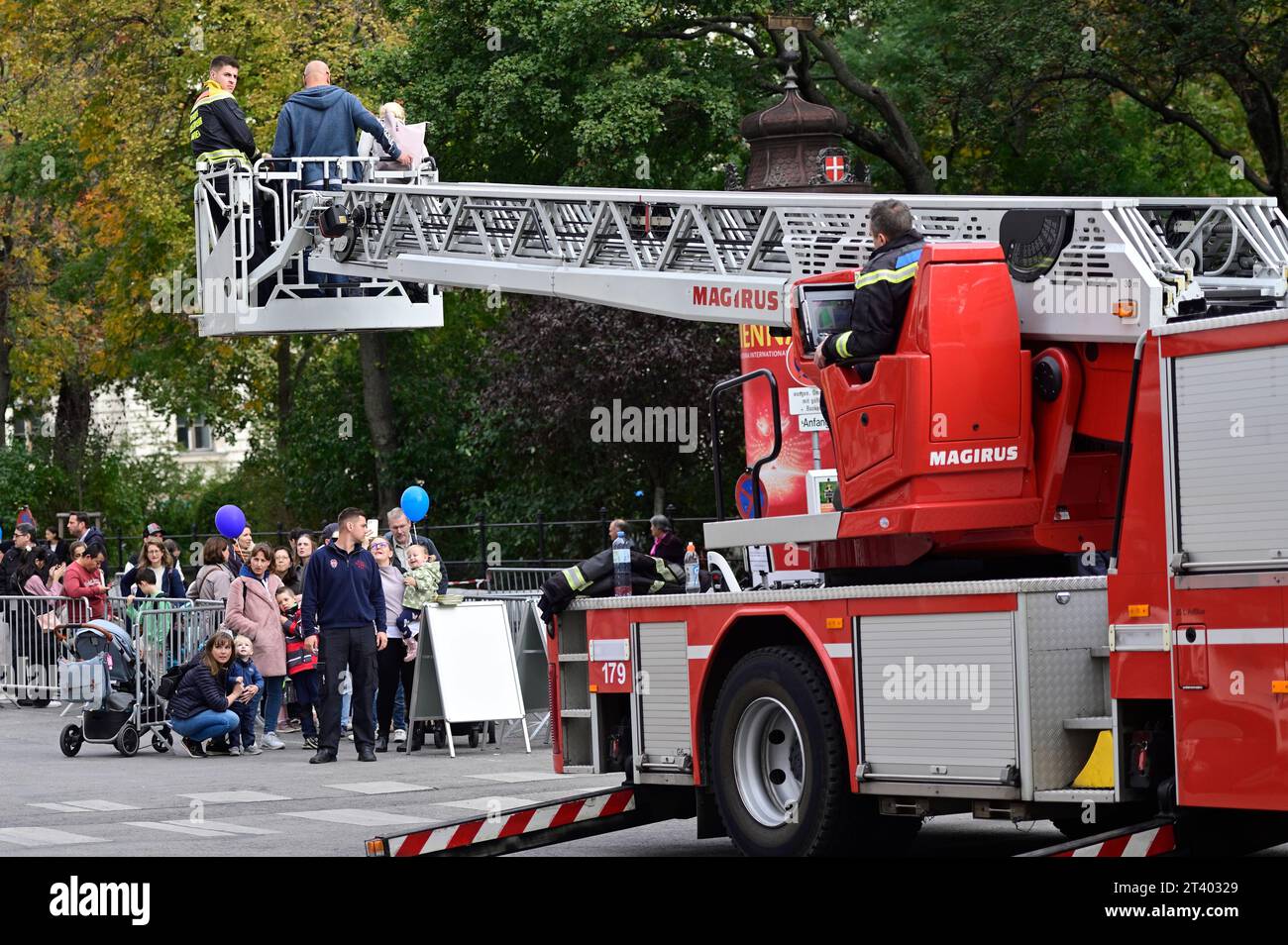 Wien, Österreich. Wiener Sicherheitsfestival am Rathausplatz in Wien. Drehleiterwagen der Wiener Feuerwehr Stockfoto
