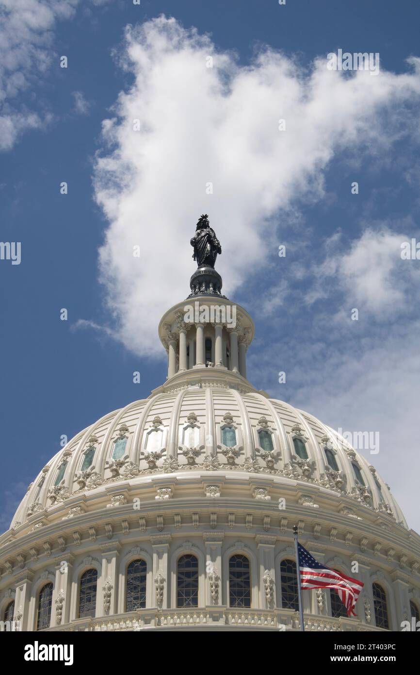 Kuppel des Kapitols in Washington DC mit bewölktem Himmel im Hintergrund Stockfoto