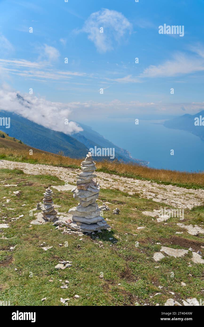 Steinhaufen, die von Wanderern auf dem Gipfel des Monte Baldo am Gardasee in der Nähe von Malcesine in Italien aufgehäuft wurden Stockfoto