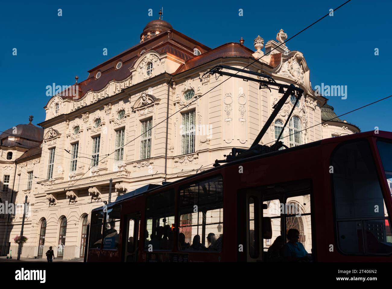 Eine Straßenbahn, die durch die wunderschöne Barockzeit der Reduta Bratislava Konzerthalle fährt, die Heimat der Slowakischen Staatsphilharmonie, Slowakei. Stockfoto