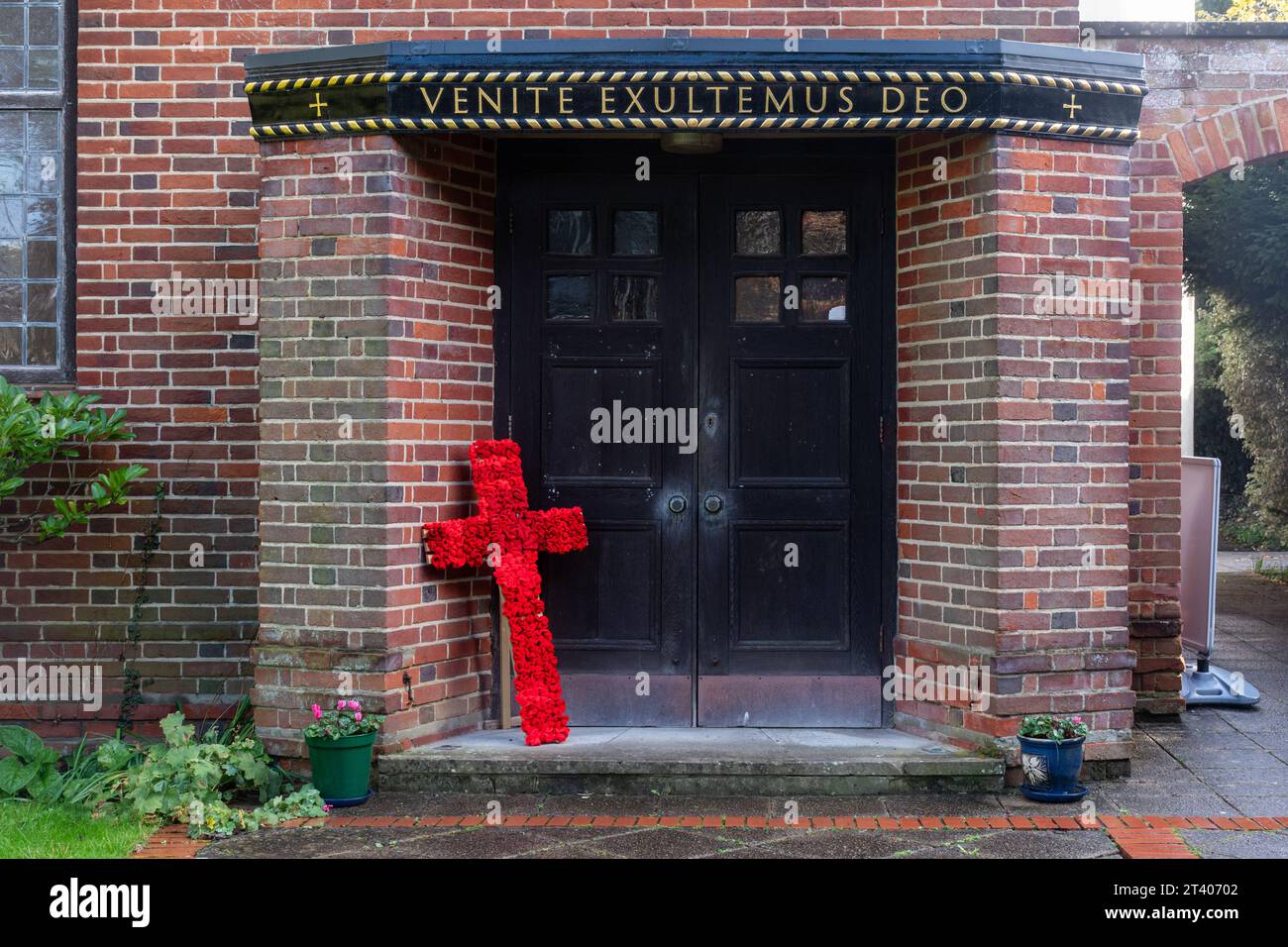 Dekorationen zum Gedenktag, für Mohntag, Herbst 2023, Hook Village in Hampshire, England, Großbritannien. Stockfoto