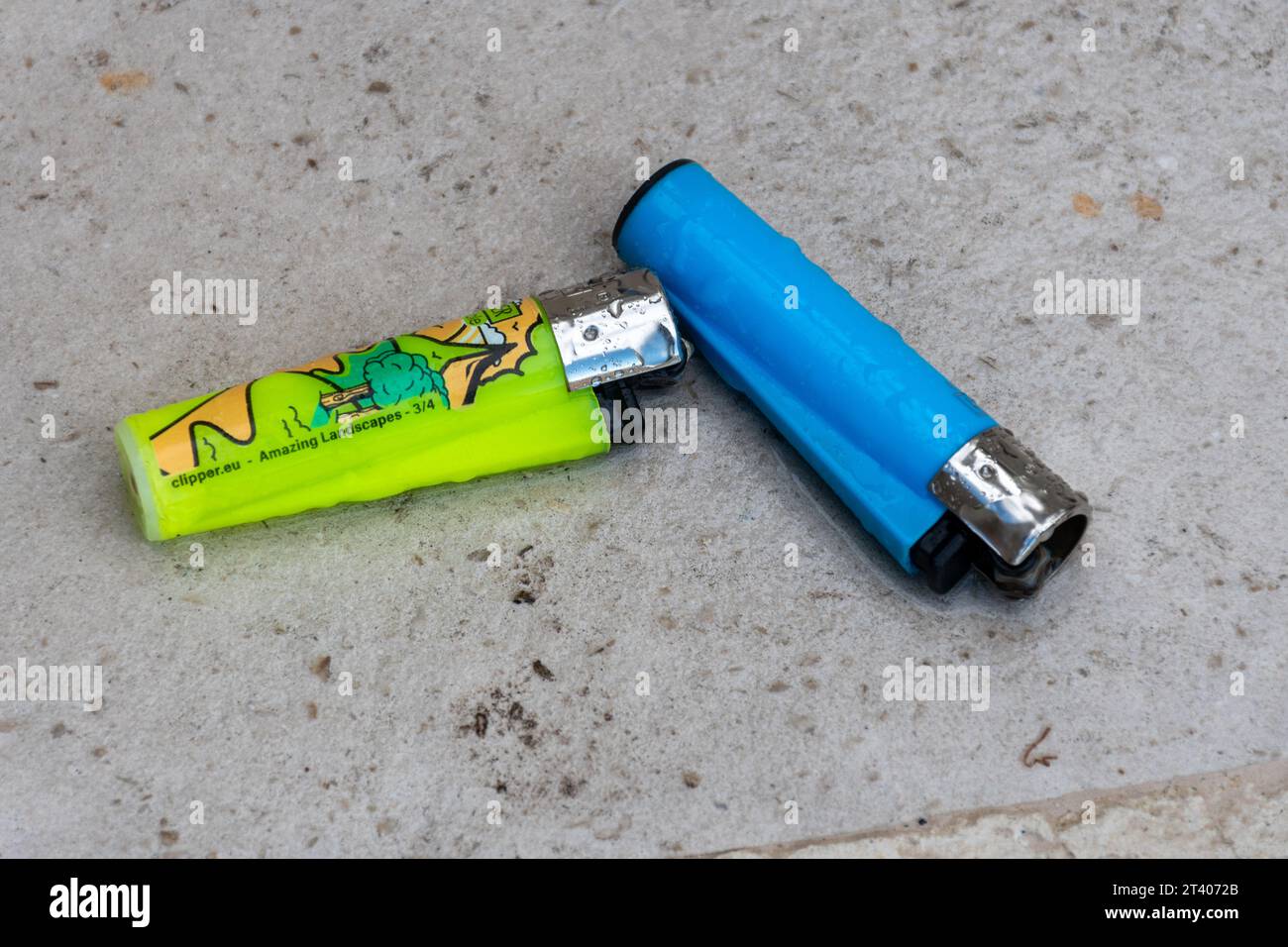 Weggeworfene Einwegfeuerzeuge Stockfoto