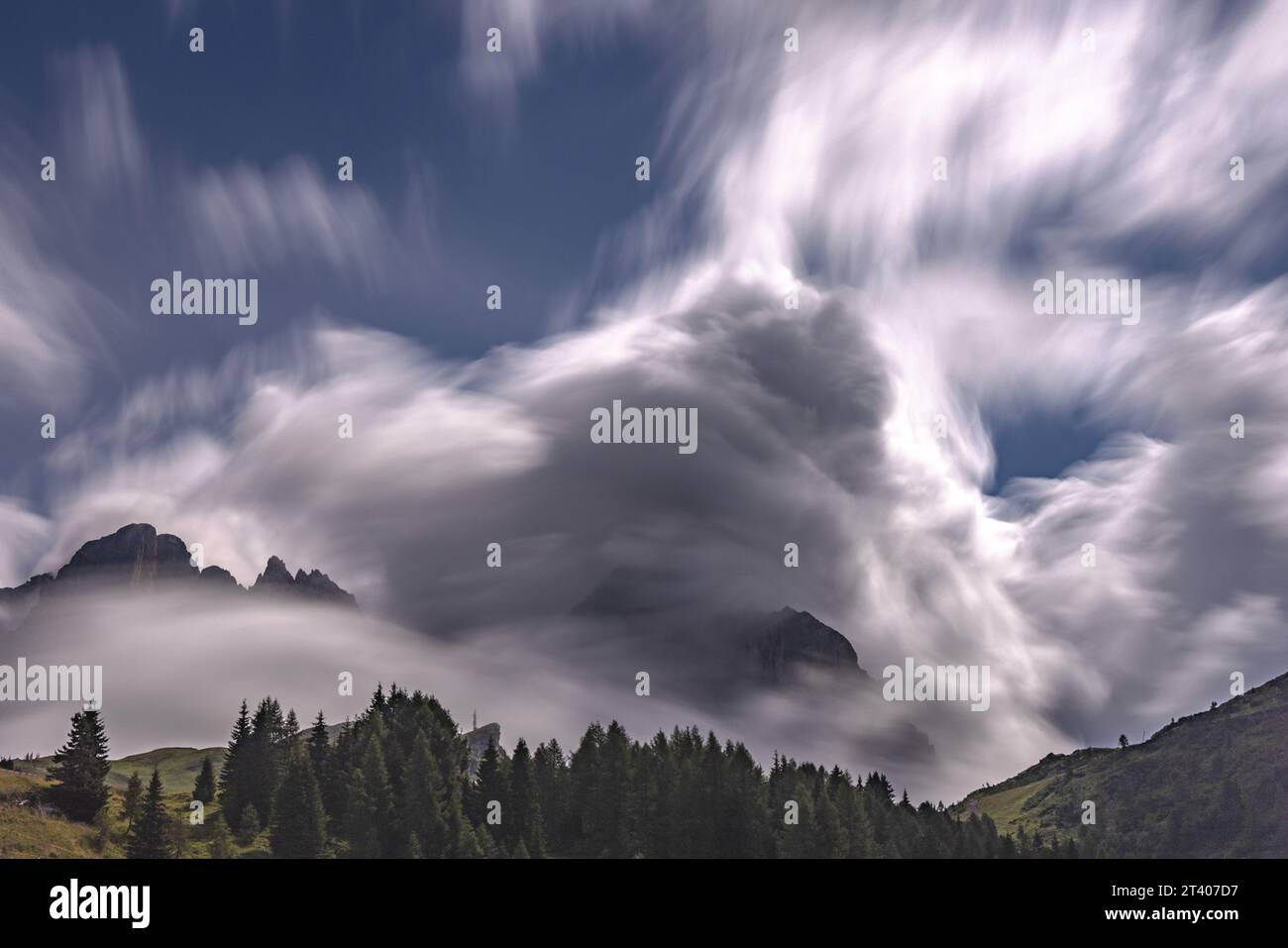 Pale di San Martino - Trentino Südtirol - Italien an einem hellen Morgen, mit sich bewegenden Wolken, Sonne und blauem Himmel Stockfoto