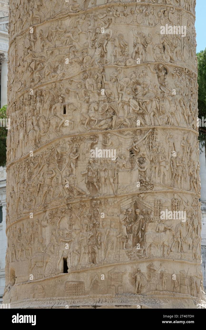 Auf der Trajanssäule in Rom, Italien, ist das in Carrara-Marmortrommeln gemeißelte Flachrelief in vertikaler Ansicht zu sehen. Diese Struktur wurde im Jahr 113 nach AD fertiggestellt Stockfoto