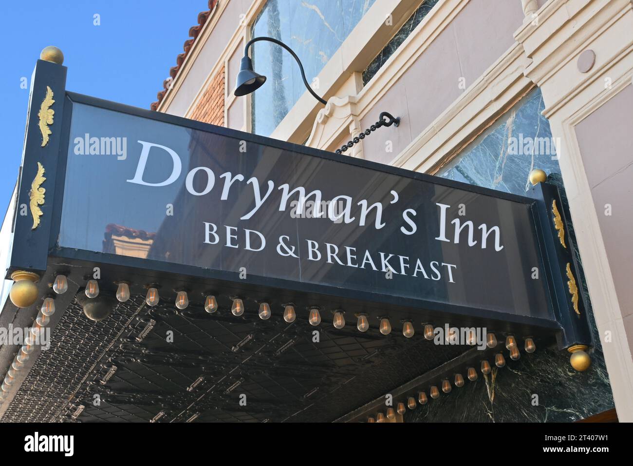 NEWPORT BEACH, KALIFORNIEN - 26. OKT 2023: Schild am Doryman's Inn Bed and Breakfast in der Nähe des Piers am Meer. Stockfoto