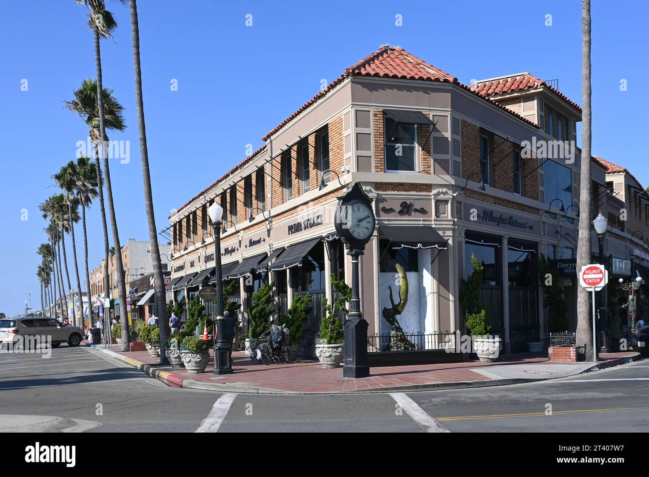 NEWPORT BEACH, KALIFORNIEN - 26. OKT 2023: Fisch und Meeresfrüchte und Steaks mit Meerblick in einem eleganten, alten Ort in der Nähe des Piers. Stockfoto