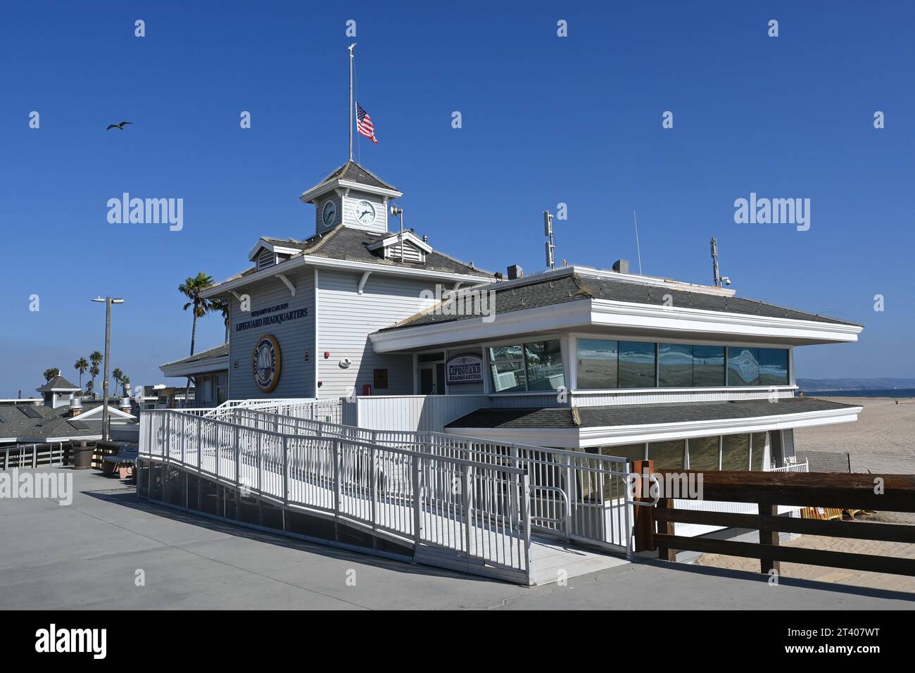 NEWPORT BEACH, KALIFORNIEN - 26. OCT 2023: Das Hauptquartier des Rettungsschwimmers am Pier in Newport Beach. Stockfoto