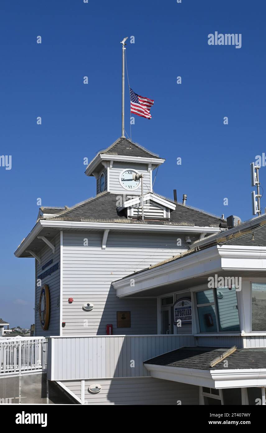 NEWPORT BEACH, KALIFORNIEN - 26. OCT 2023: Das Hauptquartier des Benjamin Carlson Lifeguard am Pier in Newport Beach. Stockfoto