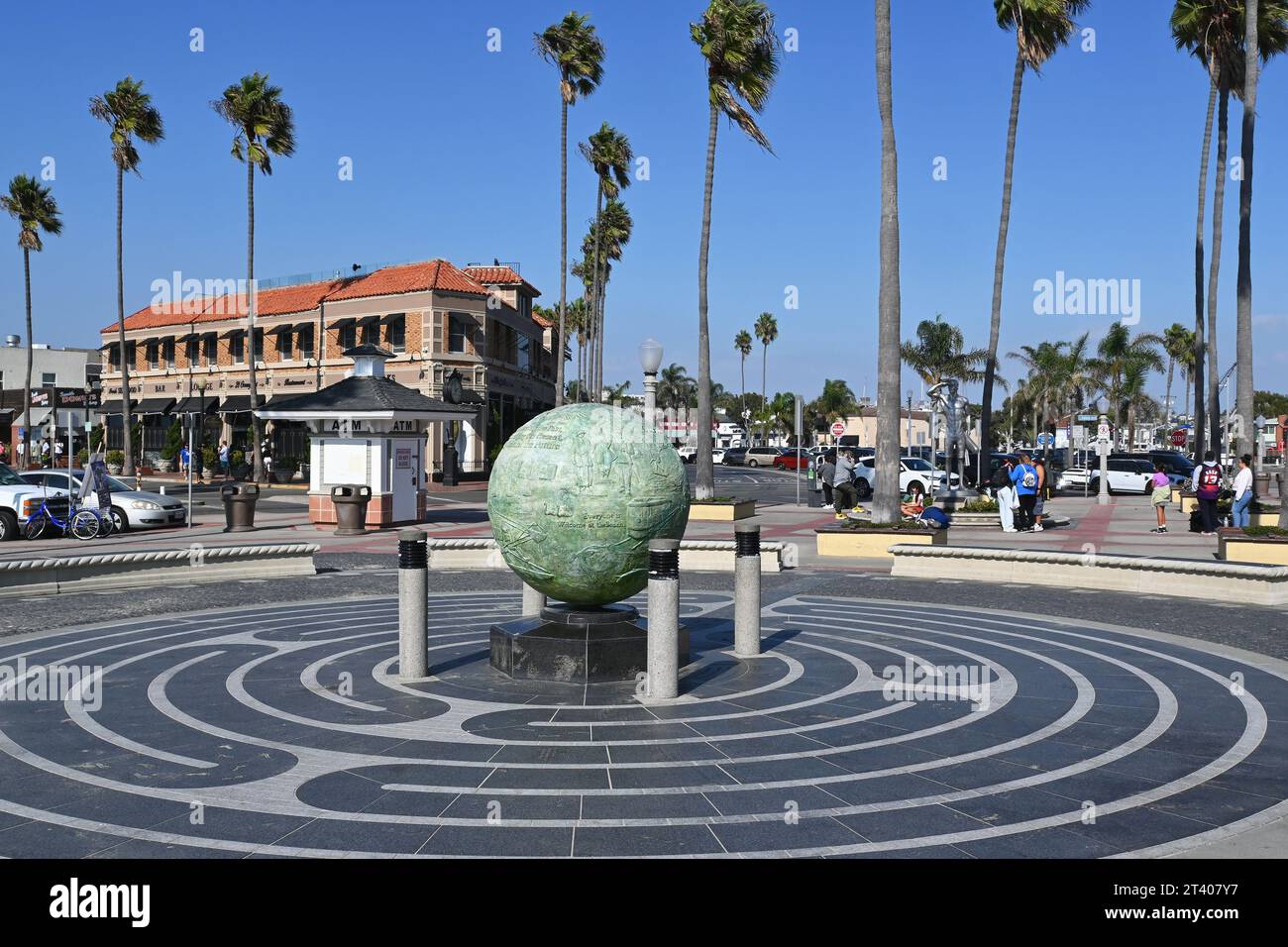 NEWPORT BEACH, KALIFORNIEN - 26. OCT 2023: Denkmal zum 100. Geburtstag von Newport Beach am McFadden Square, das historische Ereignisse mit einer Zeit markiert Stockfoto
