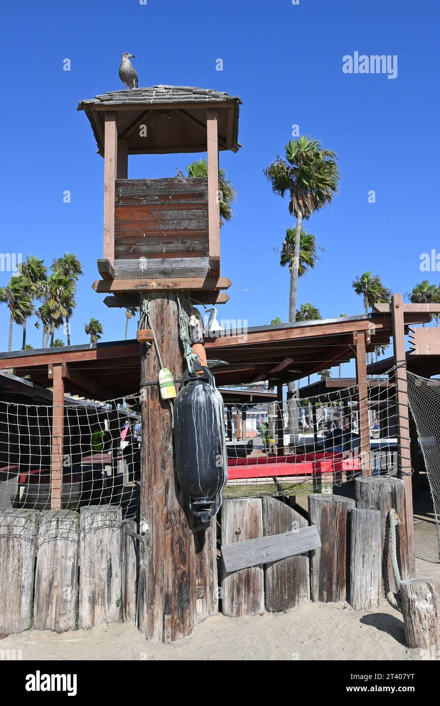 NEWPORT BEACH, KALIFORNIEN - 26. OCT 2023: Die Dory Fishing Fleet and Market ist eine Angelkooperative am Pier, die 1891 gegründet wurde. Stockfoto