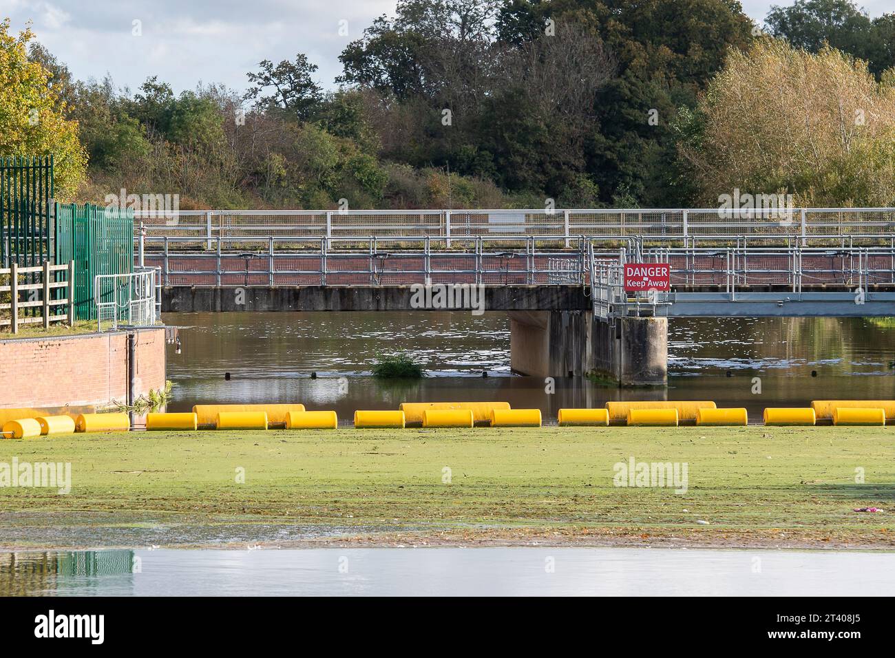 Taplow, Großbritannien. Oktober 2023. Heute gab es eine große Menge weißen Schaum auf dem Jubilee River in Taplow, Buckinghamshire. Der Jubilee River ist ein von Menschenhand geschaffenes Hochwasserschutzsystem, das von der Umweltbehörde verwaltet wird und bei starkem Regen überschüssiges Wasser aufnimmt und so dazu beiträgt, Windsor, Maidenhead und Dorney vor Überschwemmungen zu schützen. Pflanzenschutt, brauner Schlamm und Entengras haben sich hinter dem gelben Bummel am Wehr zurückgebildet, aber im eigentlichen Wehr am Jubliee River und danach gab es viel mehr weißen Schaum als sonst auf der Oberfläche des Flusses heute. Es ist möglich, dass dies der Fall ist Stockfoto