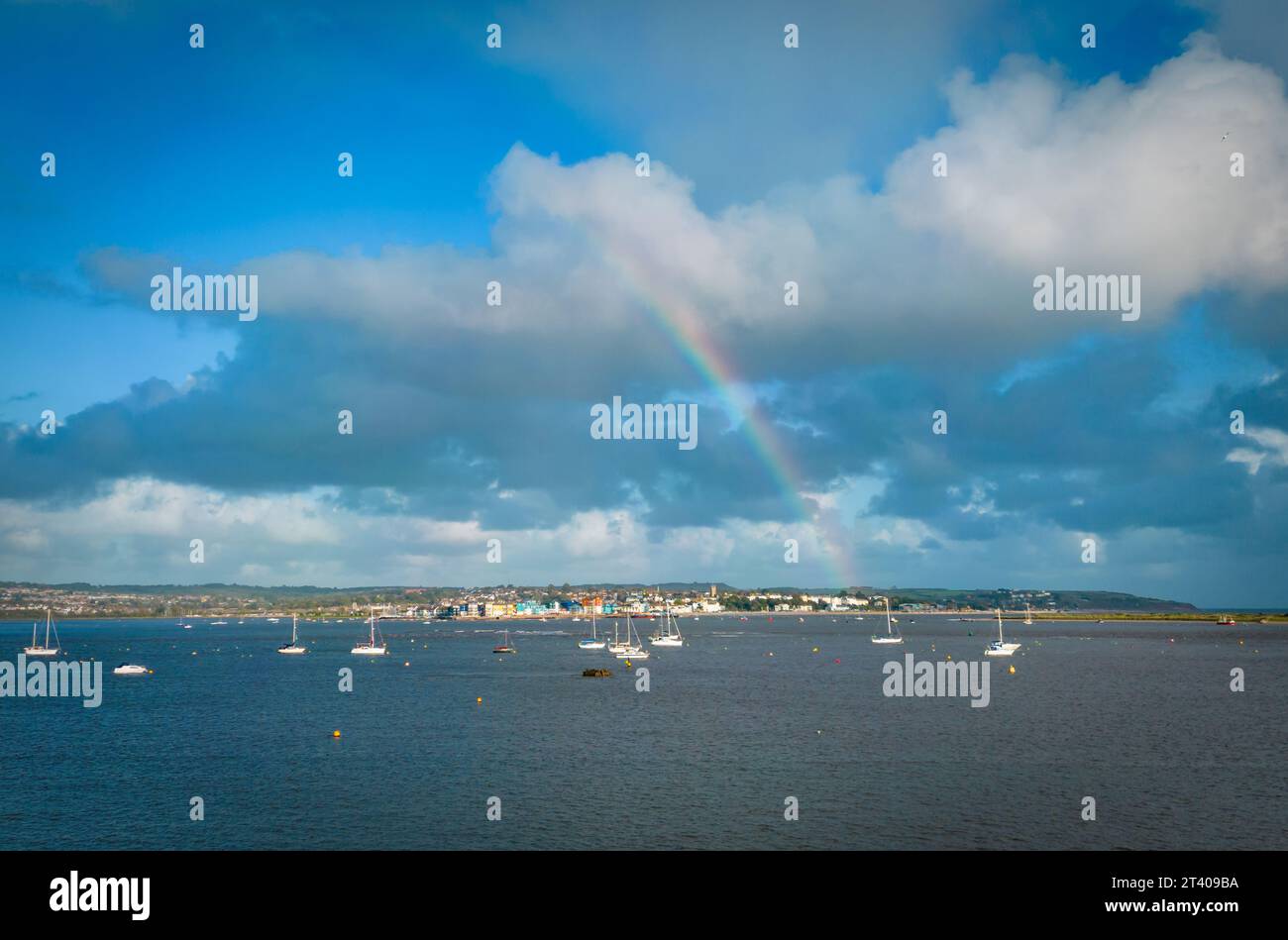 Exeter, Großbritannien. Oktober 2023. Ein Regenbogen nach dem starken Regen über Exmouth in Devon. Autor: Thomas Faull/Alamy Live News Stockfoto