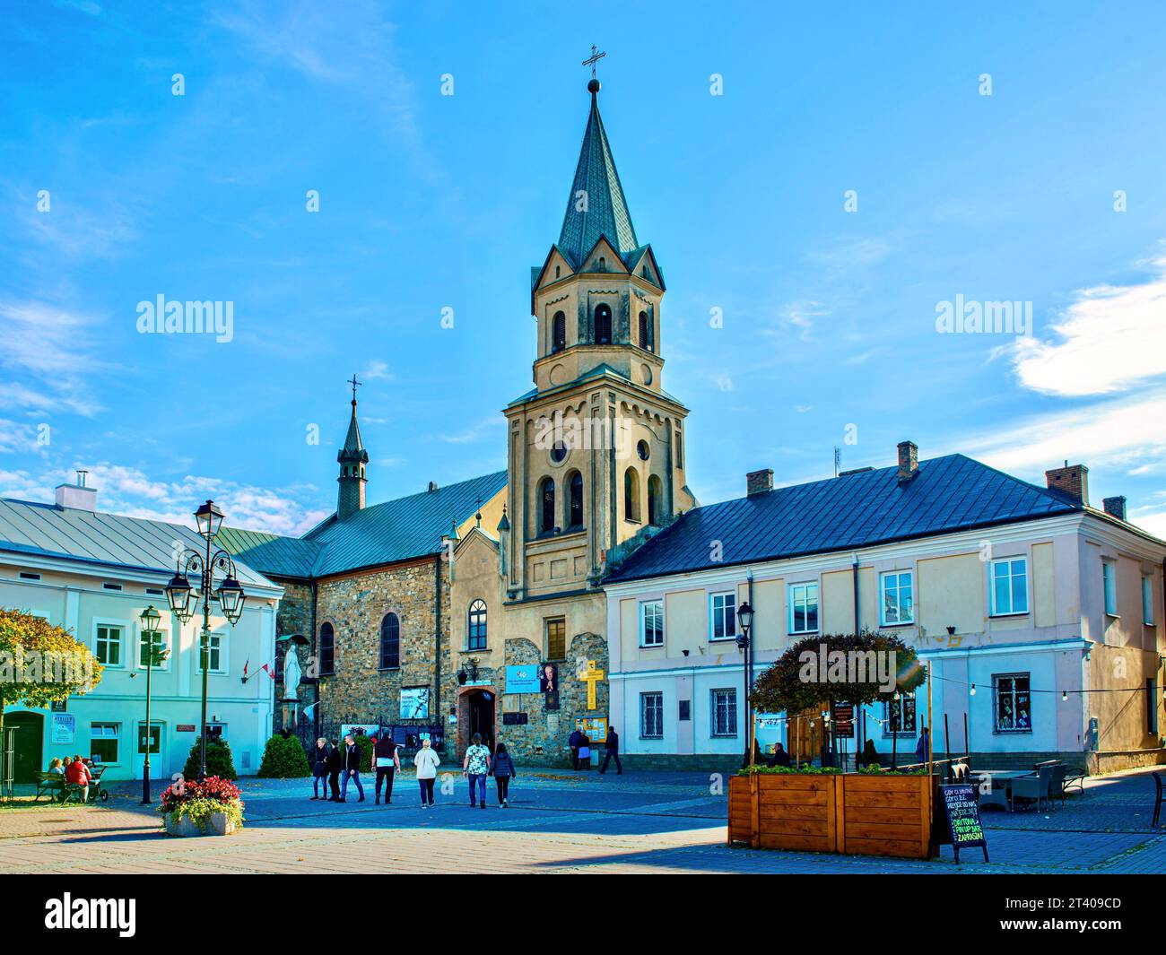Blick auf die Kirche der Heiligkreuzerhöhung auf dem Hauptplatz der Stadt - Rynok-Platz. Stockfoto