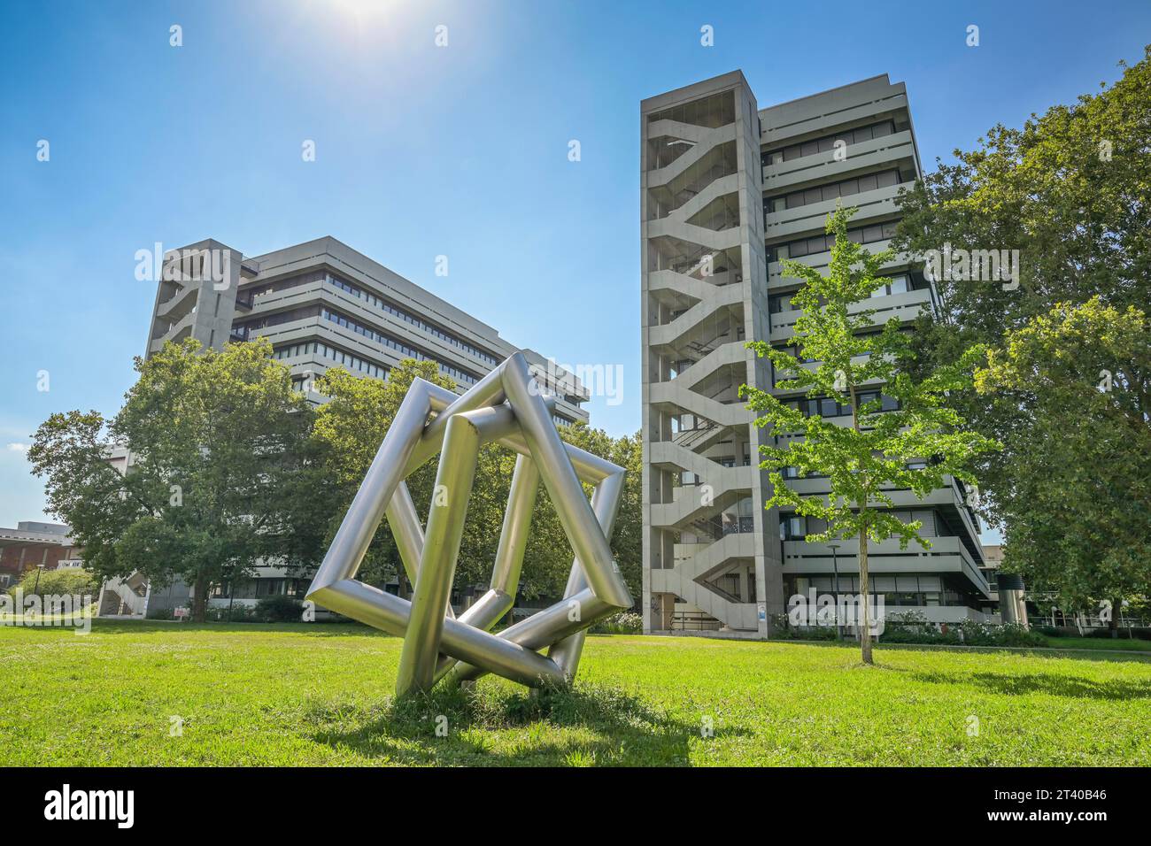 Skulptur Jens Wittenburg Triade, Institutsgebäude Fritz-Haber-Weg, Karlsruher Institut für Technologie KIT, Campus Süd, Karlsruhe, Baden-Württemberg, Stockfoto