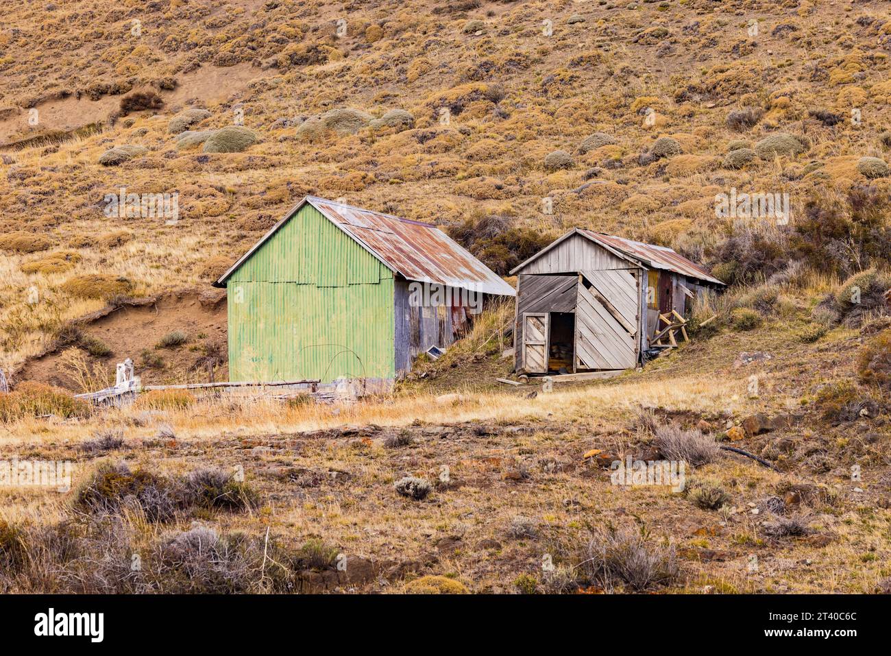 Eine Welleisenhütte und eine Holzhütte dienen als Campingplatz und Unterschlupf in der Wildnis Patagoniens, Chile Stockfoto