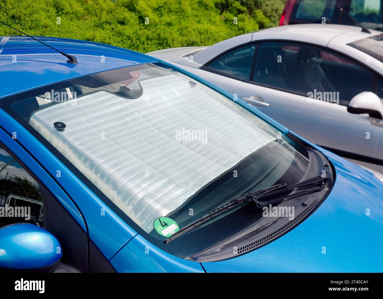 Mit sonnenschutz an der windschutzscheibe -Fotos und -Bildmaterial in hoher  Auflösung – Alamy