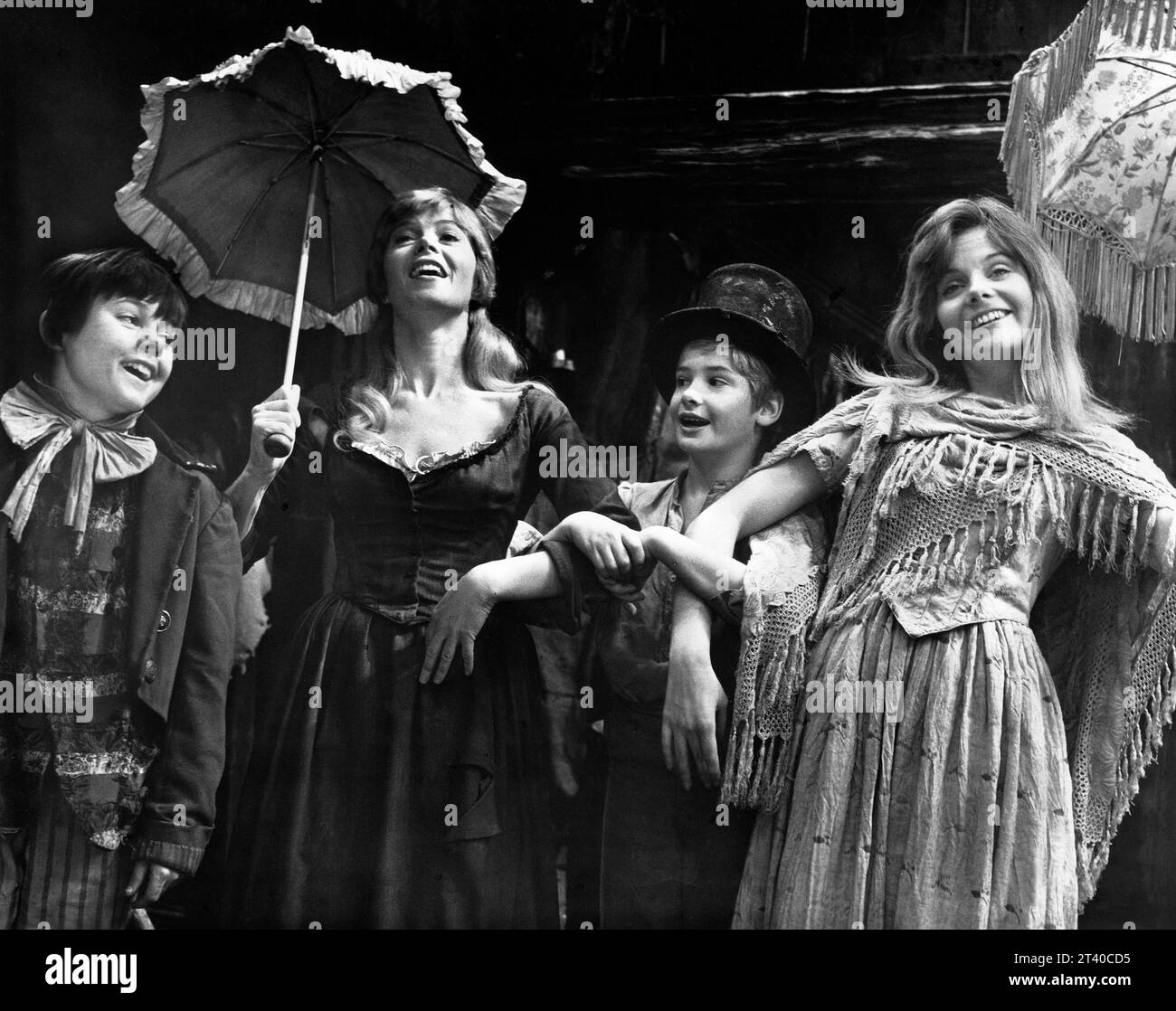 Jack Wild, Shani Wallis, Mark Lester, Sheila White, am Set des britischen Musikfilms „Oliver!“, Columbia Pictures, 1968 Stockfoto