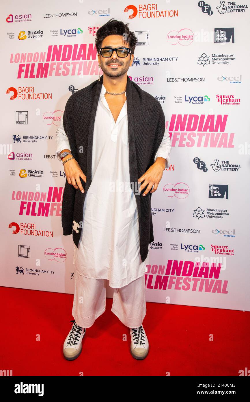 London Indian Film Festival 2023 – Aparshakti Khurana auf dem roten Teppich für die Filmvorführung Berlin Stockfoto