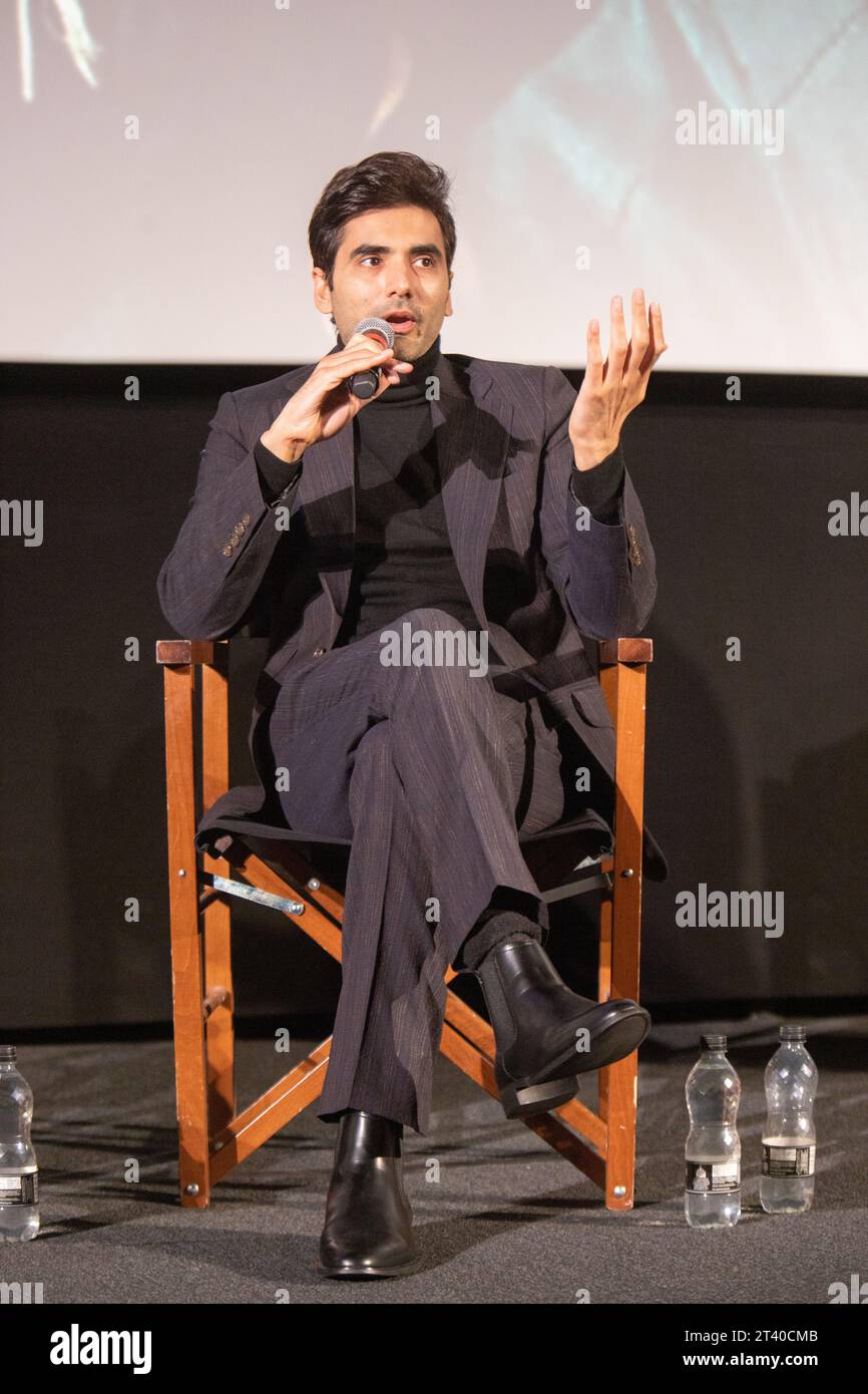 London Indian Film Festival 2023 - Ishwak Singh bei der Q&A, moderiert von Regisseur Richie Mehta, nach der Filmvorführung seines Films Berlin Stockfoto