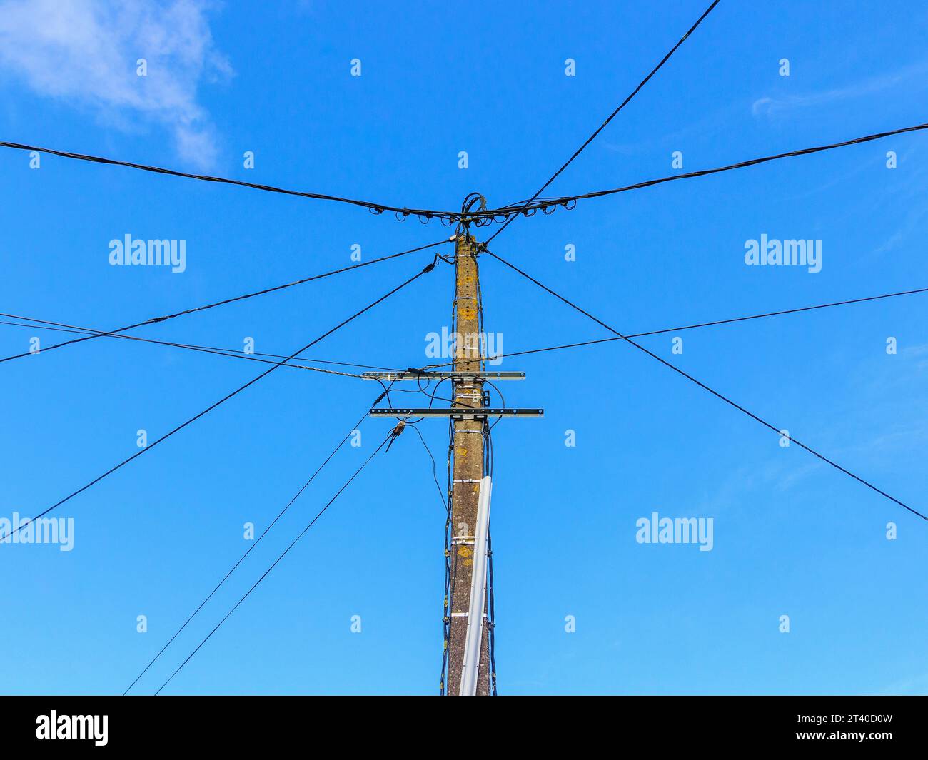 Betontelegrafenstelle zur Befestigung von Drähten und Kabeln für Strom-, Telefon- und Glasfaserverbindungen - Bossay-sur-Claise, Indre-et-Loire (37), Frankreich. Stockfoto