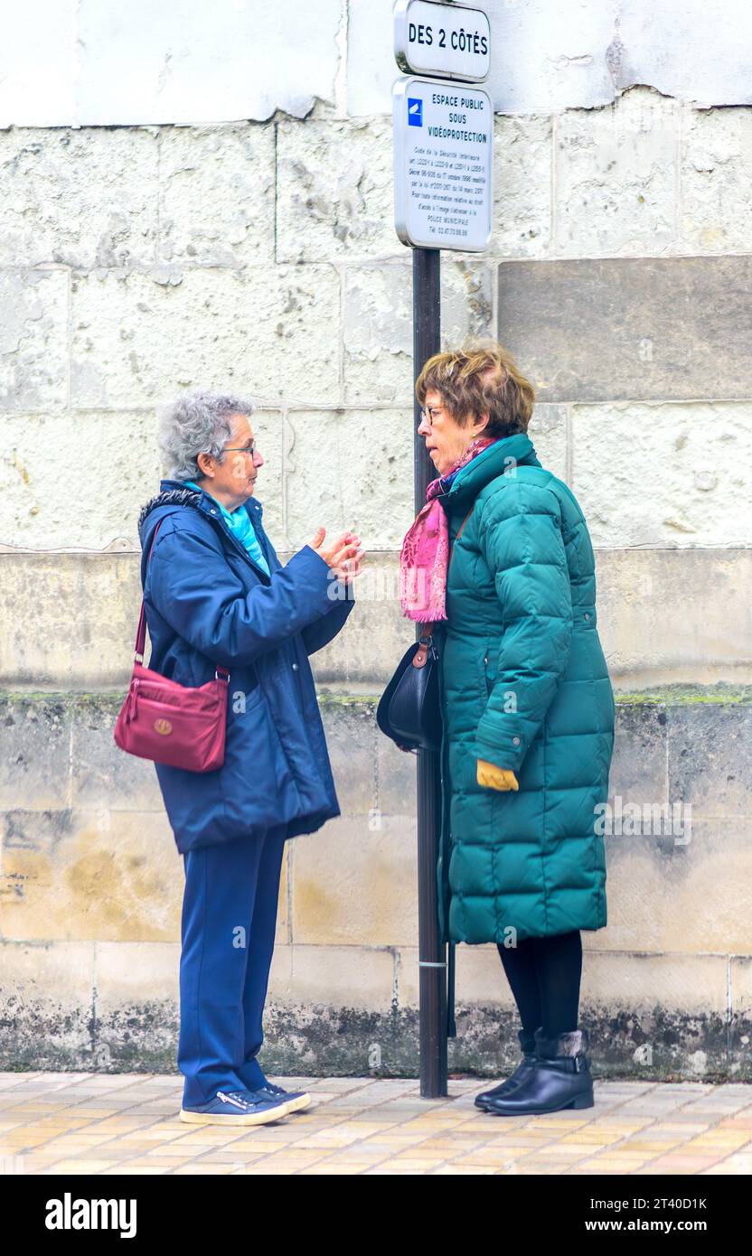 Zwei Frauen mittleren Alters sprechen auf der Straße - Tours, Indre-et-Loire (37), Frankreich. Stockfoto
