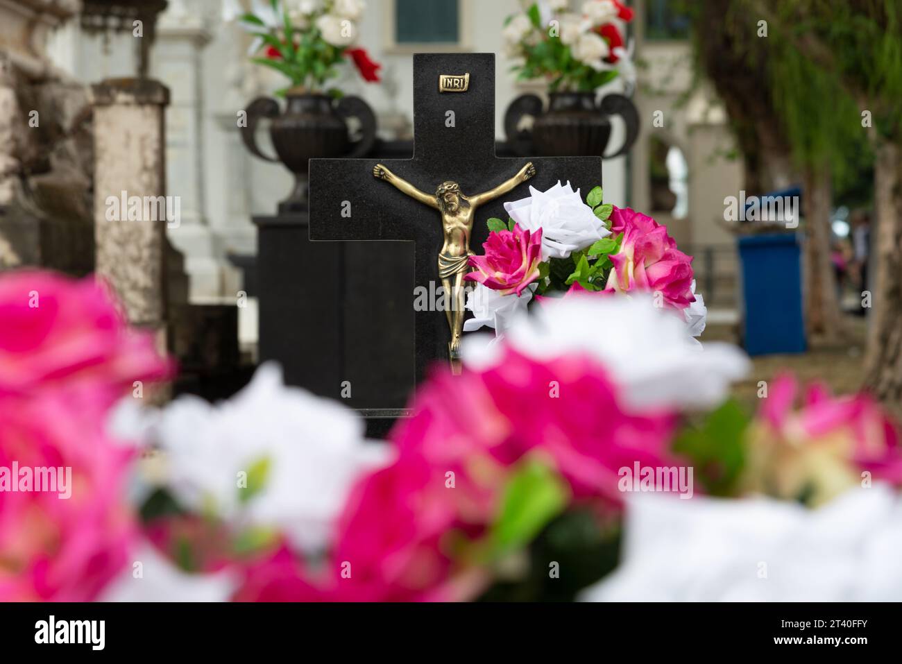Salvador, Bahia, Brasilien - 2. November 2018: Blick auf den Friedhof Campo Santo am Tag der Toten in der Stadt Salvador, Bahia. Stockfoto