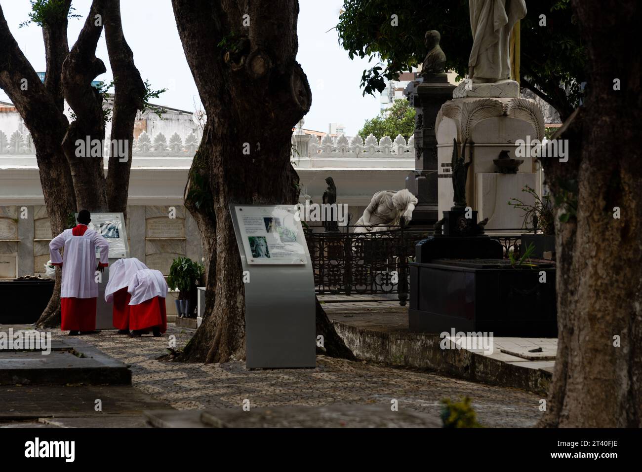 Salvador, Bahia, Brasilien - 2. November 2018: Blick auf den Friedhof Campo Santo am Tag der Toten in der Stadt Salvador, Bahia. Stockfoto