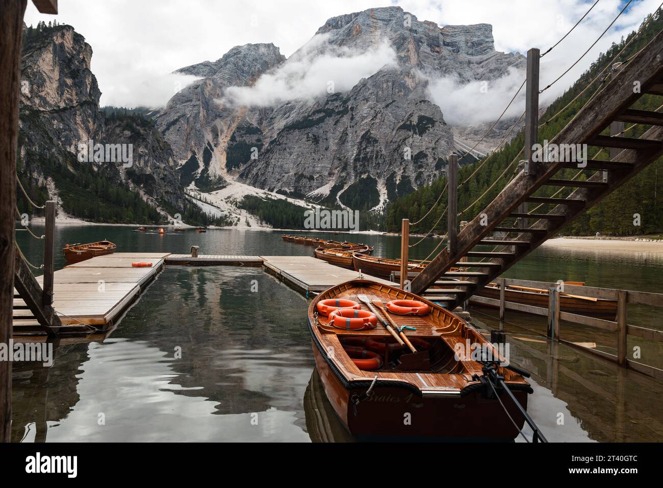 Traditionelles Holzboot auf dem wunderschönen Pragser See (Pragser Wildsee oder Pragser Wildsee). Bergsee in den Dolomiten, Italien. Spektakuläre Aussicht auf die Berge. Stockfoto