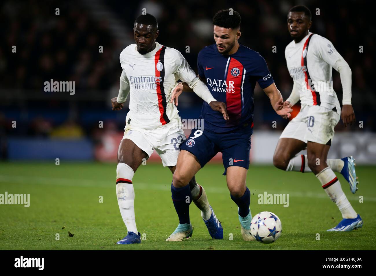 Goncalo Ramos von Paris Saint-Germain FC tritt um den Ball mit Fikayo Tomori und Pierre Kalulu vom AC Milan beim UEFA Champions League-Spiel zwischen Paris Saint-Germain FC und AC Milan an. Stockfoto