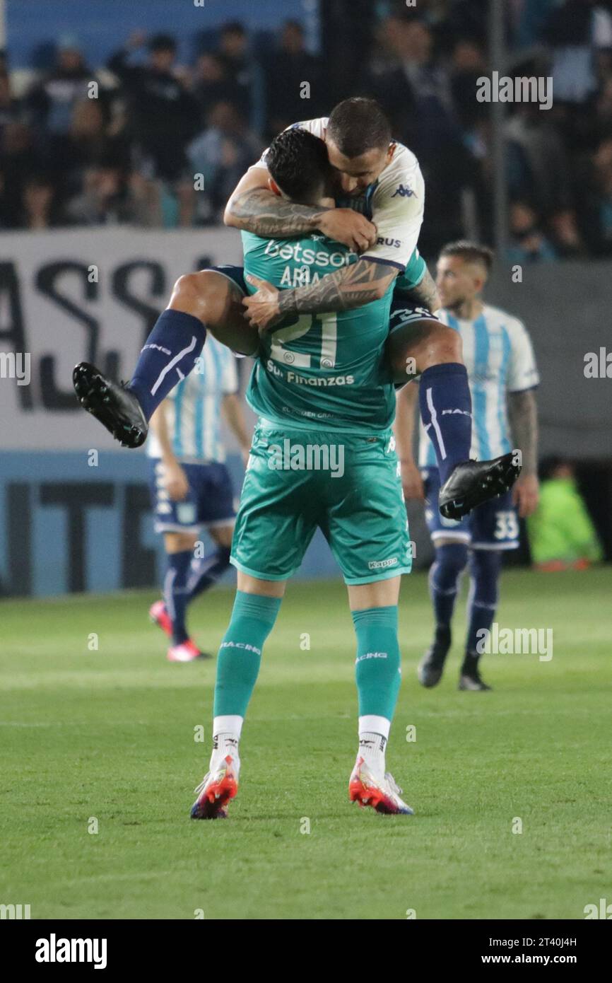 Avellaneda, Argentinien, 24. Oktober 2023. Gabriel Arias und Emiliano Vecchio vom Racing Club feiern das zweite Tor während des Spiels zwischen Racin Stockfoto