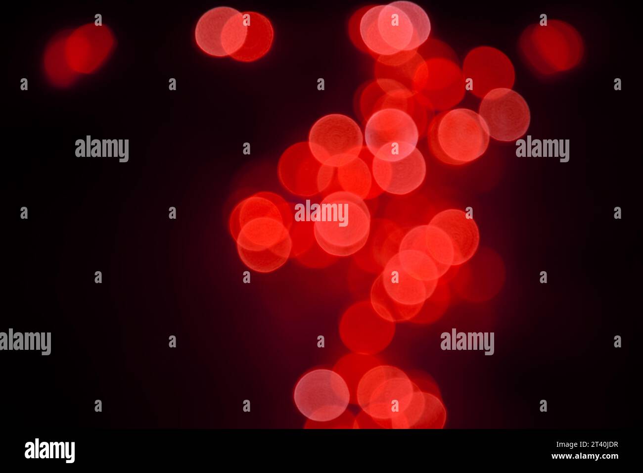 Abstrakter Hintergrund des bunten hellen scharlachroten Unschärfens Bokeh der Weihnachtsbeleuchtung Dekoration über Schwarz in der Nacht Stockfoto Abstrakter Hintergrund des bunten hellen scharlachroten Unschärfens Bokeh der Weihnachtsbeleuchtung Dekoration über Schwarz in der Nacht Stockfoto
