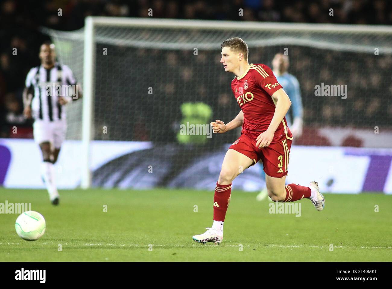 Aberdeen, Schottland, Großbritannien. Oktober 2023. Aberdeen's Jack MacKenzie spielte bei einem Spiel der Europa Conference League zwischen Aberdeen FC und PAOK FC. Das Spiel endete 2-3, nachdem PAOK ein dramatisches Rückspiel machte. (Kreditbild: © Giannis Papanikos/ZUMA Press Wire) NUR REDAKTIONELLE VERWENDUNG! Nicht für kommerzielle ZWECKE! Stockfoto