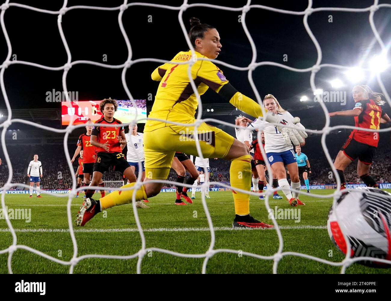 Der belgische Torhüter Nicky Evrard hält die Englands Lauren Hanp nicht davon ab, beim Gruppenspiel der UEFA Women's Nations League im King Power Stadium Leicester das erste Tor des Spiels zu erzielen. Bilddatum: Freitag, 27. Oktober 2023. Stockfoto