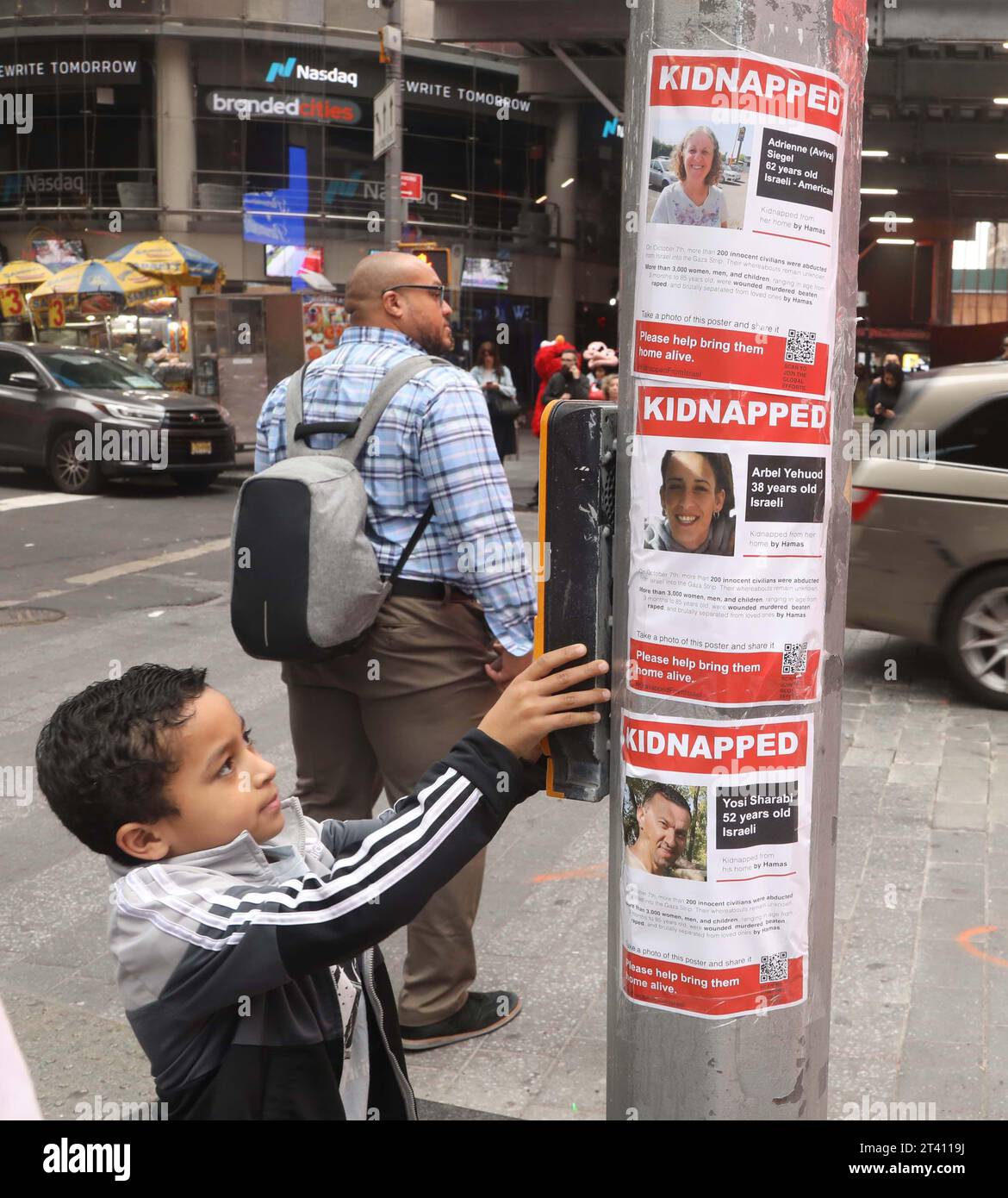 New York, New York, USA. Oktober 2023. Ein Blick auf die˜Plakate der 62 Jahre alten israelisch-amerikanischen Geisel Adrienne Seigel, der 38 Jahre alten israelischen Geisel Arbel Yehiod und der 52 Jahre alten israelischen Geisel Yosi Sharabi auf dem Times Square. Die Schilder wurden von den israelischen Straßenkünstlern Nom de Plume Dede Bandaid und Nitzan Mintz geschaffen, um das Bewusstsein für die über 200 Geiseln zu schärfen, die die Hamas am 7. Oktober gefangen nahm. Die Besorgnis über die Sicherheit der Geiseln hat zugenommen, da die IDF-Bodenoperation in Gaza zunimmt. (Kreditbild: © Nancy Kaszerman/ZUMA Press Wire) NUR REDAKTIONELLE VERWENDUNG Stockfoto