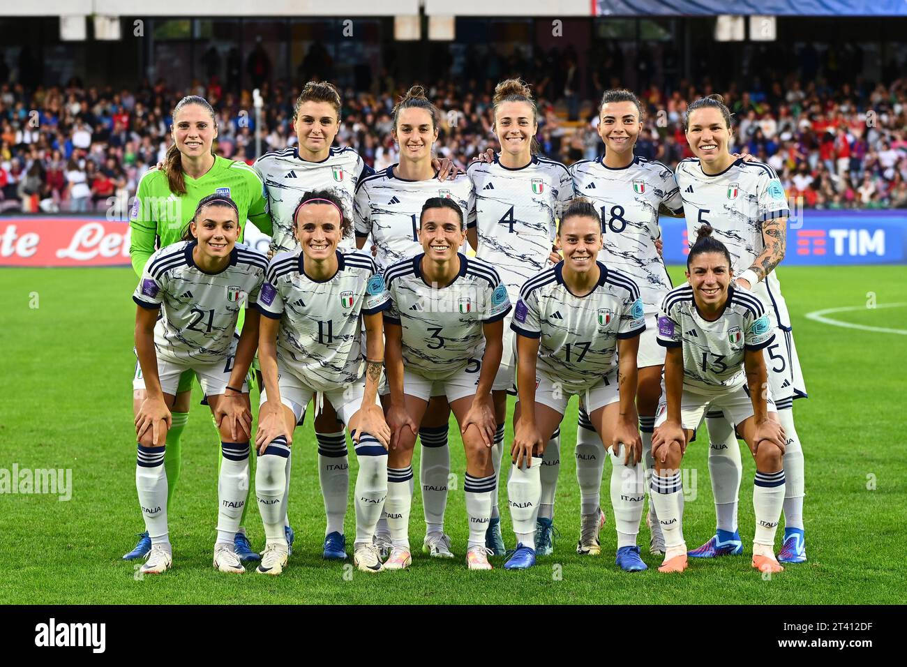 Salerno, Italien. Oktober 2023. Das italienische Team posiert für das Foto vor dem Spiel der UEFA Women's Nations League zwischen Italien und Spanien am 27. Oktober 2023 im Stadio Arechi Salerno Italien. Quelle: Nicola Ianuale/Alamy Live News Stockfoto