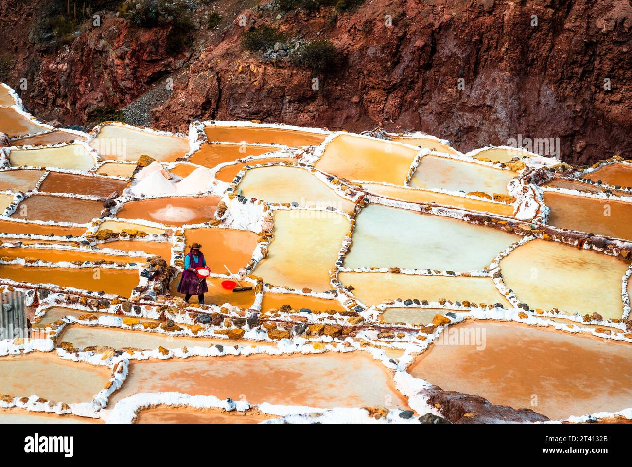 Cusco, Peru - 12. oktober 2018: Frau in Salinas de Maras bei Cusco, Salzgewinnung in Peru Stockfoto
