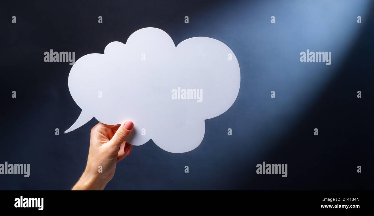 Handballon aus Papier mit Copyspace als Symbol für Gedanken, Kreativität und Ideen. Konzept des Brainstormings, Lösungen und Kommunikation Stockfoto