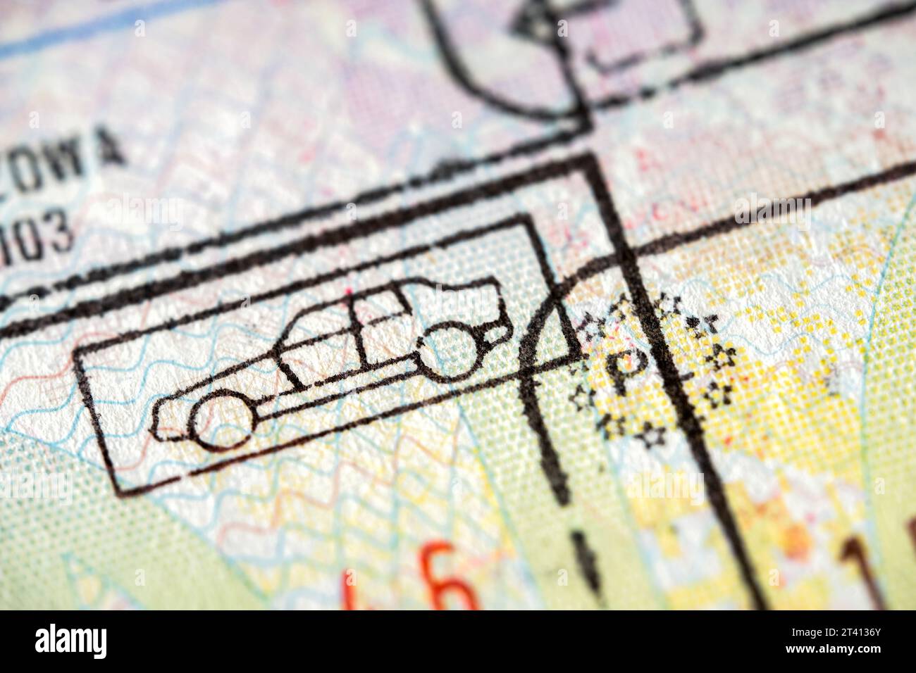 Stempel des internationalen Reisevisums im Reisepass. Makrodetails der EU-Grenzkontrollzollstempel mit Autosymbol Stockfoto